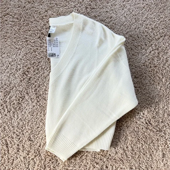 H&M Women's White V-Neck Sweater NWT - Picture 7 of 7